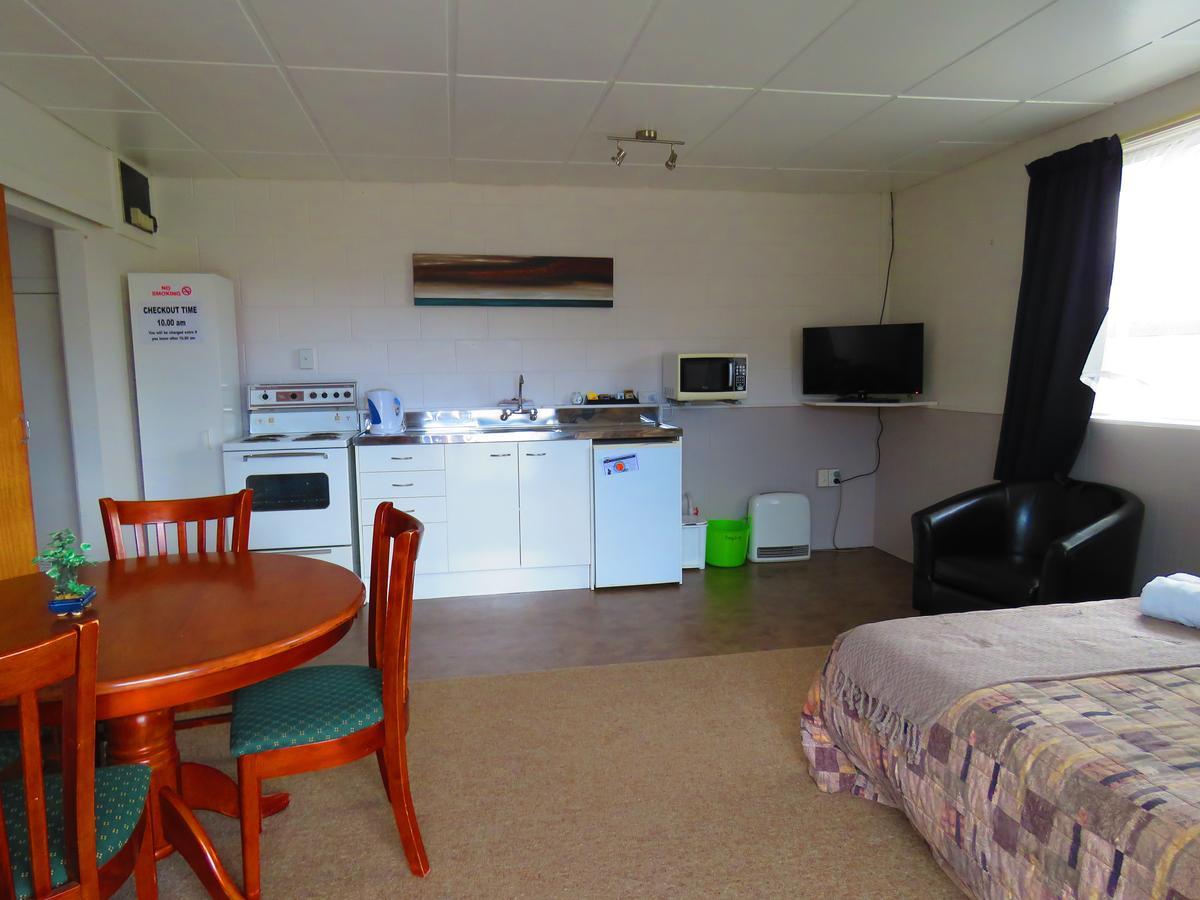 Opunake Motel And Backpackers Lodge Екстериор снимка