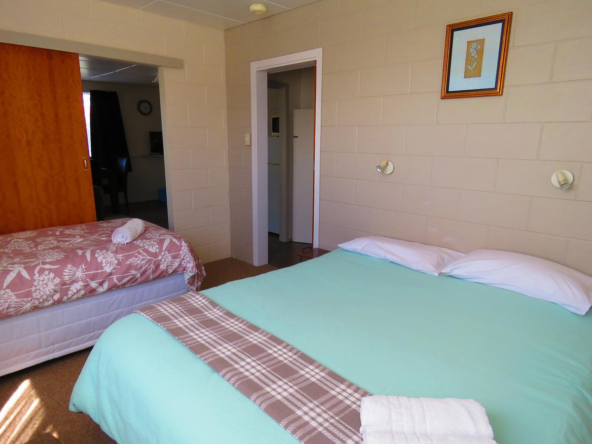 Opunake Motel And Backpackers Lodge Екстериор снимка