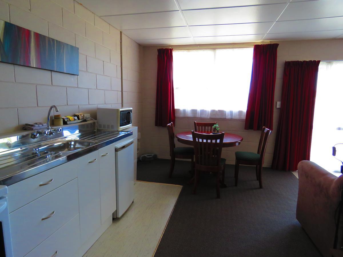 Opunake Motel And Backpackers Lodge Екстериор снимка