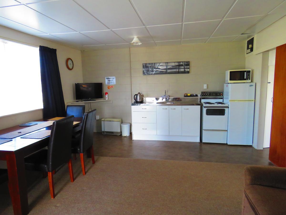 Opunake Motel And Backpackers Lodge Екстериор снимка